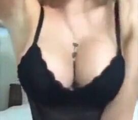 Loira safada tirando lingerie preta e tocando siririca com cara de tesão