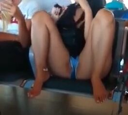 Loira sensual exibindo a buceta no aeroporto do Rio