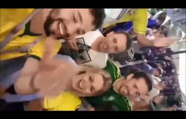 Loirinha safada engolindo rola de torcedor na arquibancada da Copa