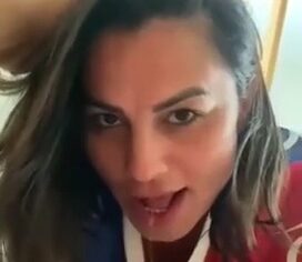 Marcia Imperator chupando gostoso o pau do amigo no sofá