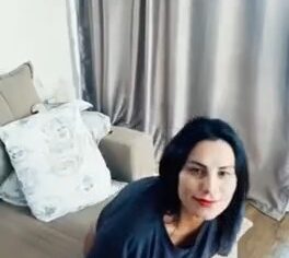 Márcia Imperator esfregando a buceta no consolo até gozar gostoso