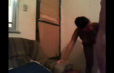 Marmanjo comendo a mulatinha fogosa na cama até ela gritar de tesão