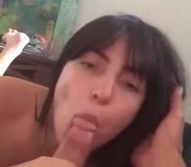 Melissa Lisboa chupando e olhando pra câmera enquanto o cliente filma