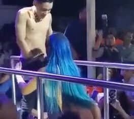 Mexicano safado chupando a gostosa no strip até brochar de tesão