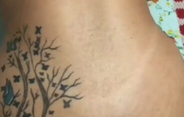 Milf deliciosa de pernas abertas recebendo gozada na boca