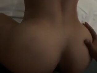Morena casada dando o rabo no motel enquanto corno grava tudo