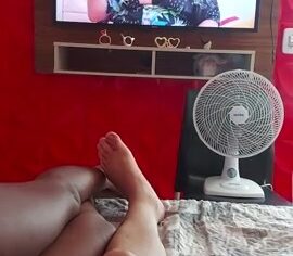 Morena gostosa chupando com vontade enquanto assiste BBB