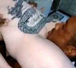 Morena gostosa de quatro levando rola grossa enquanto albina chupa os peitos