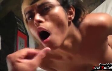 Morena rabuda empinada levando rola grossa no cuzinho até gemer