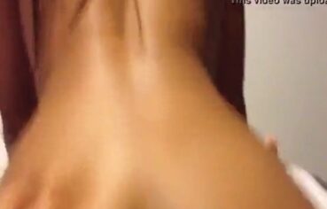 Morena rabuda rebolando forte na pica do crush enquanto ele filma tudo