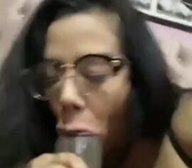 Morena sensual fingindo ser professora engole tudo até o último jato