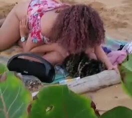 Morenas ardentes se esfregando na areia da praia até gozar