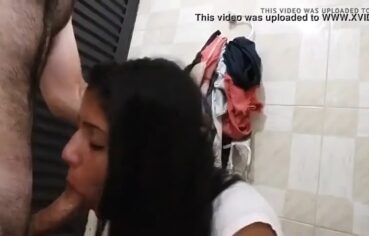 Moreninha carioca dando um boquete gostoso no banheiro até o parceiro gozar