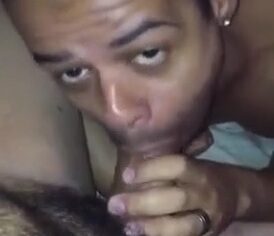 Moreno exibido chupando rola grossa com tesão e encarando a câmera