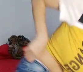 Namorada ninfeta arrebentando o boquete no parceiro durante live
