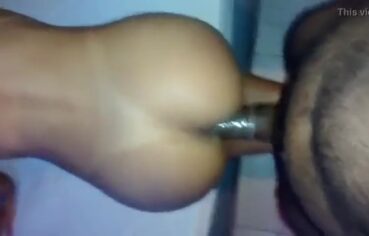 Namorada safada levando o negão inteiro enquanto o corno filma