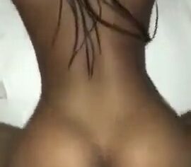 Negra rabuda rebolando gostoso na piroca enquanto é comida de quatro