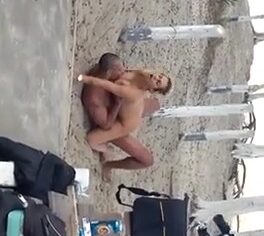 Nicolle Bittencourt transando na praia do Recreio e gemendo alto na câmera