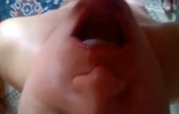 Ninfeta sorridente gozando alto após foda quente com namorado tarado