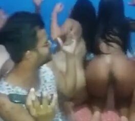 Ninfetinhas safadas exibindo a raba enquanto são anunciadas no cabaré