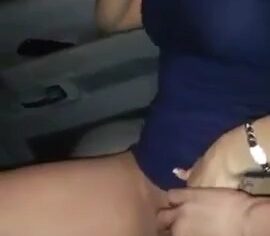 Novinha gostosa cavalgando no carro e gemendo alto