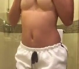 Novinha universitária exibindo o corpo gostoso em vídeo pro amigo