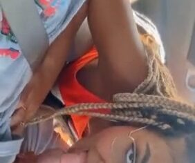 Novinho dando carona pra pretinha safada chupando com vontade no carro
