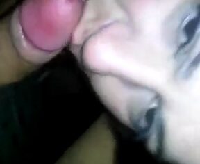 Peituda experiente mamando gostoso e engolindo toda porra do macho