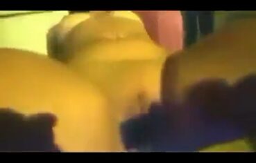 Puta fogosa do baile funk sendo comida por trás no palco