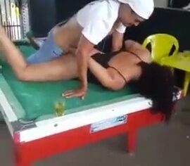 Putona safada dando pra bêbado em cima da mesa de sinuca enquanto filmam