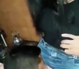 Safada arregaça a xota na pia depois de caipirinhas e toma um oral gostoso