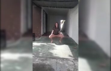 Safada de vestido sem calcinha rebolando no pau depois da balada
