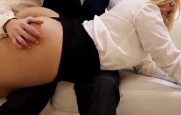Secretária fogosa de quatro levando rola grossa até gemer alto