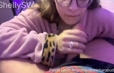 Shelly Cattini chupando com gula até engolir toda porra do namorado