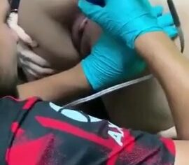 Tatuada no cu mostra o alvo enquanto leva rola no motel