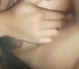 Thaís tatuada arregaçando o cu com tesão no vídeo caseiro