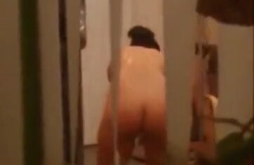 Vizinha gostosa pelada se esfregando toda na janela e flagrada pelo voyeur