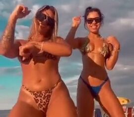Alê e Carol duas putinhas se lambuzando no motel até gozar