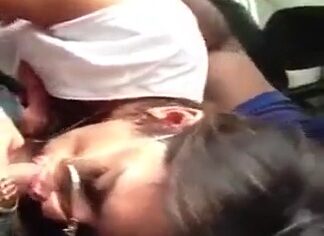 Bruninha de Cabo Frio chupando no carro e pedindo leite