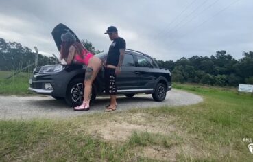 Cunhada safada dando carona e abrindo as pernas no banco do carro