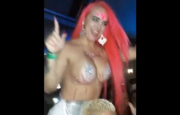 Débora Fantine exibindo os peitos no carnaval e gemendo no motel