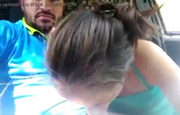 Esposa gostosa chupando com tesão no carro do amante de manhã