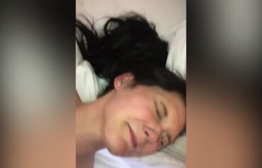 Esposinha novinha engolindo porra de dois machos na cama