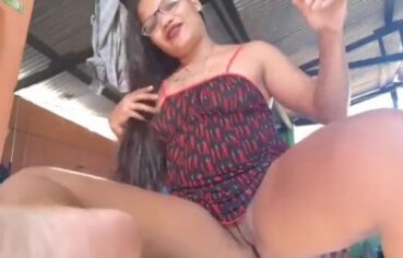 Ester safada arreganhando o cuzinho enquanto geme de prazer