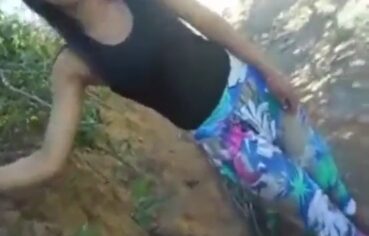 Garota sendo fudida de jeito safado por um malandro no beco