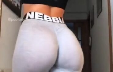 Loira gostosa de 20 anos rebolando com calça legging pra provocar