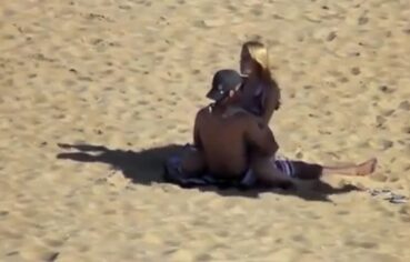 Loira safada empinando na praia e sentando gostoso no pau do namorado