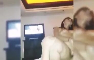 Loirinha tesuda sentando de costas e virando pra mostrar a cara de safada