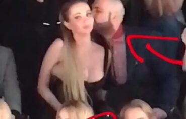 Modelo gostosa provocando o parceiro careca no desfile de moda até ele gozar