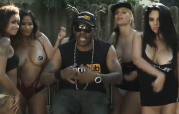 Morena rabuda sentando forte no pau do rapper até gozar gostoso